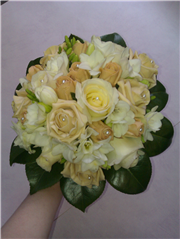 compact bridal/bridesmaids posy of cappuccino and golds